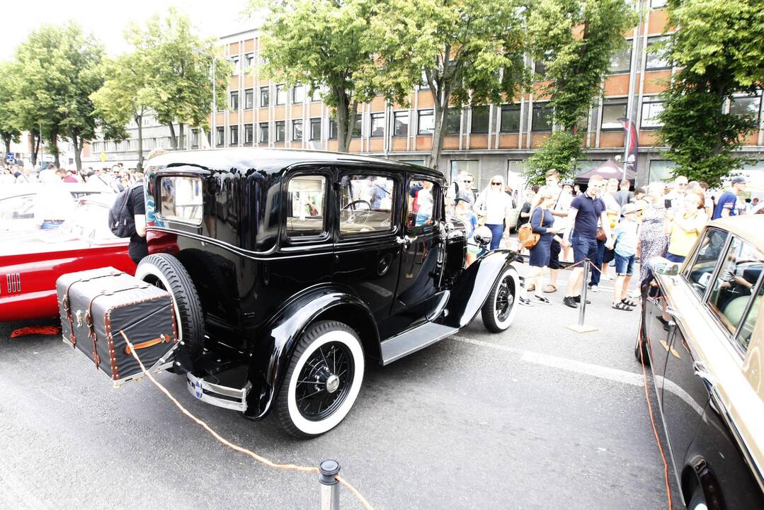 Uostamiesčio gatvėse – senovinių automobilių paradas