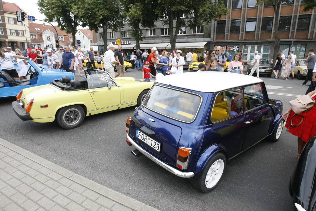 Uostamiesčio gatvėse – senovinių automobilių paradas
