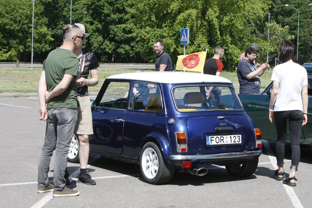 Sezoną pradėjo senovinių automobilių asociacija „Seni kibirai“