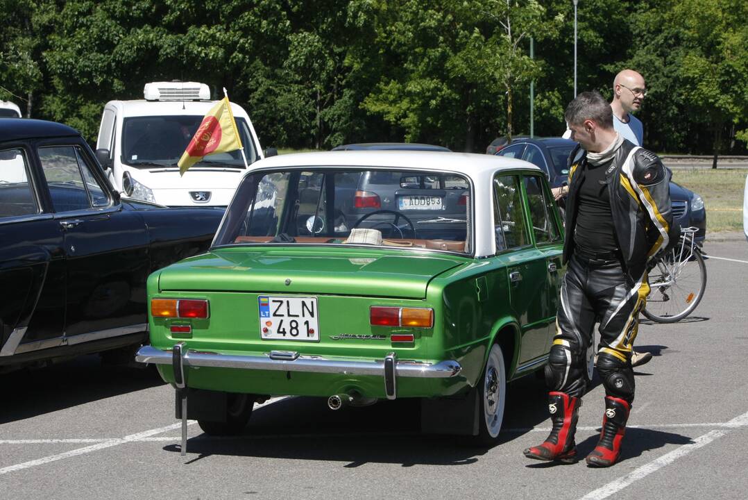 Sezoną pradėjo senovinių automobilių asociacija „Seni kibirai“