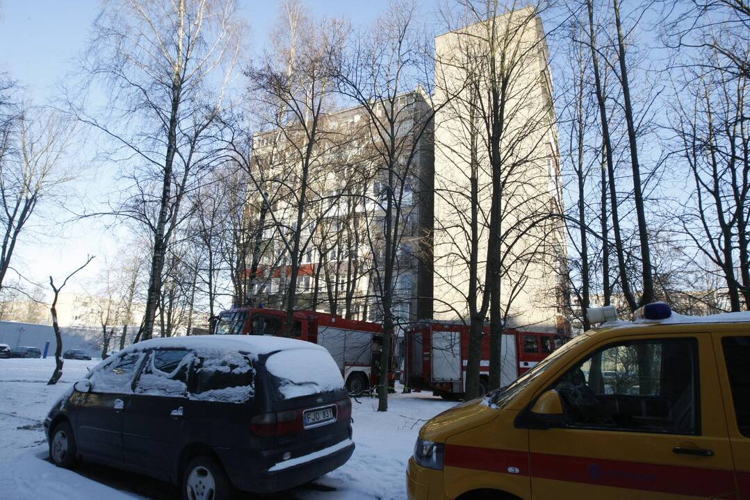 Uostamiestyje daugiabučiame name gaisro metu žuvo senolis