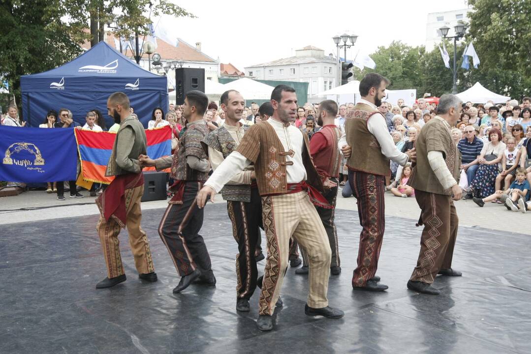 Uostamiestis skendi muzikos ir šokių garsuose