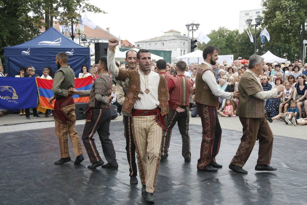 Uostamiestis skendi muzikos ir šokių garsuose