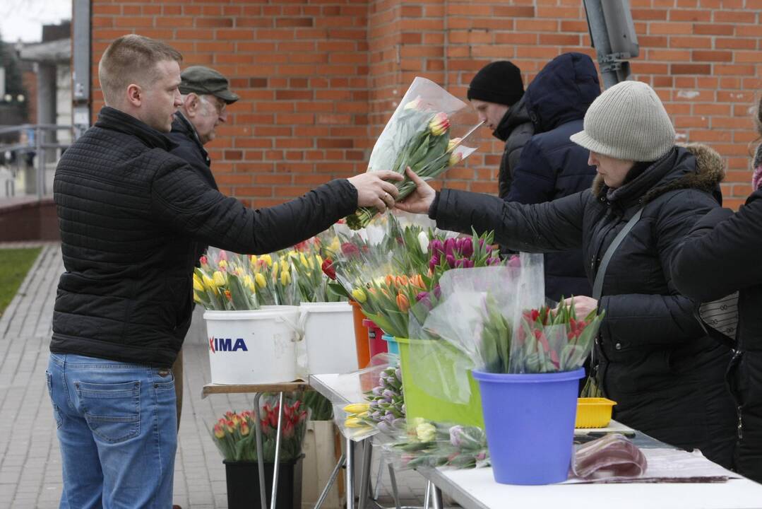 Klaipėdiečiai skubėjo sveikinti moteris