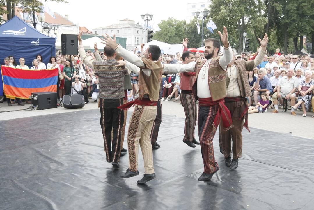 Uostamiestis skendi muzikos ir šokių garsuose