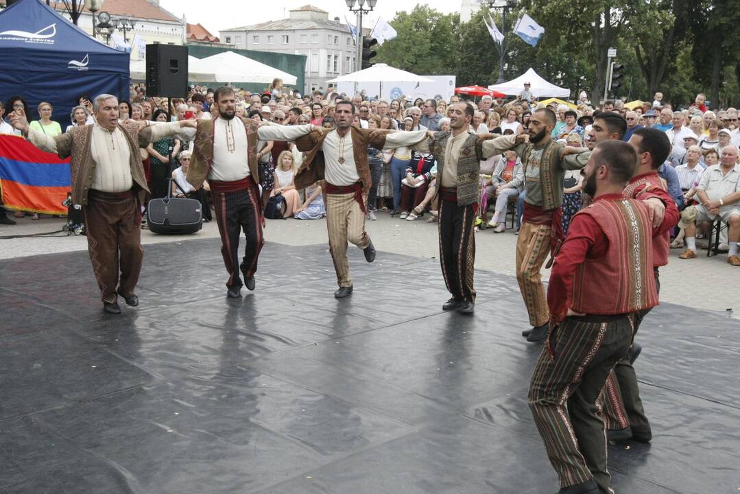 Uostamiestis skendi muzikos ir šokių garsuose