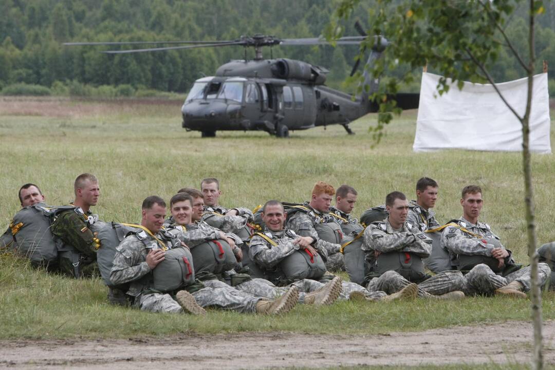 Prezidentė Klaipėdoje apžiūrėjo JAV karinę techniką