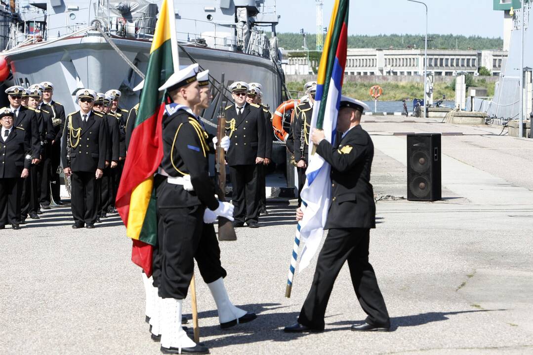 Karinių jūrų pajėgų vadų pasikeitimo ceremonija.