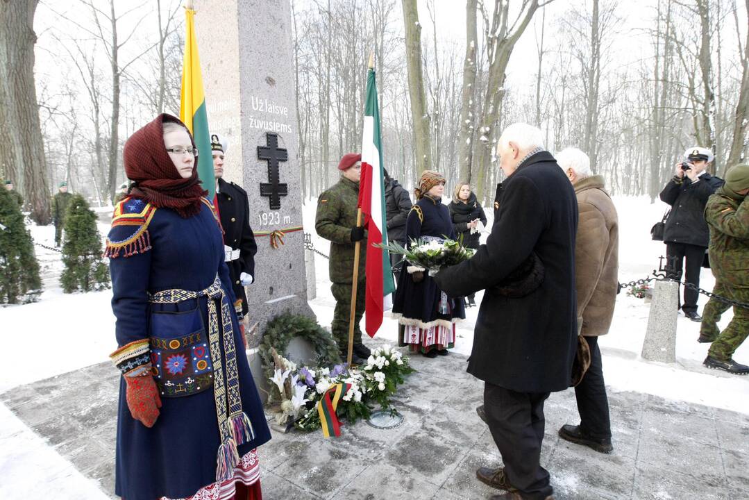 Žuvusiųjų pagerbimas prie paminklo 1923 metų sukilimo dalyviams 