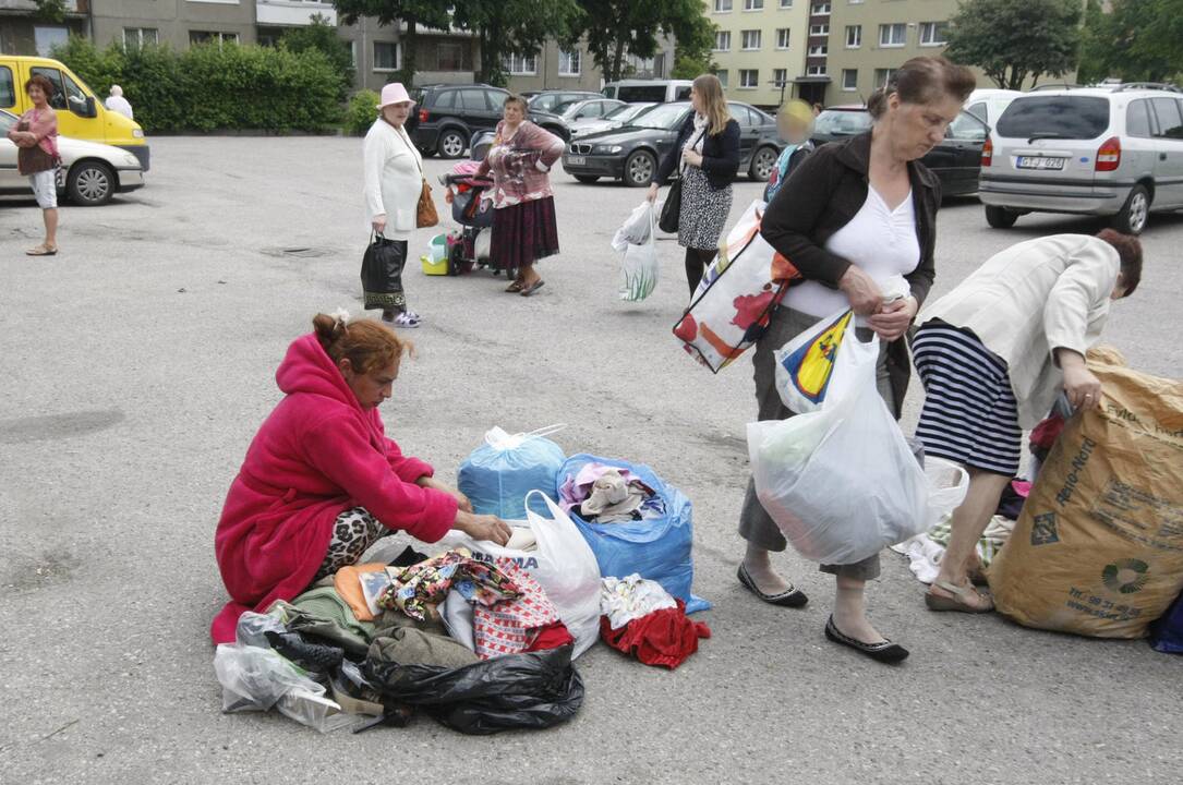 Klaipėdiečiai sunkiai besiverčiantiems dovanojo daiktus
