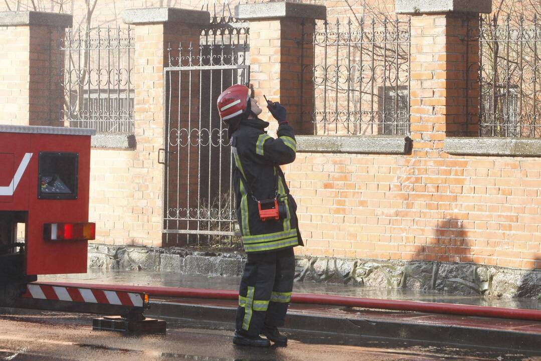 Užsiliepsnojo buvęs Klaipėdos policijos pastatas