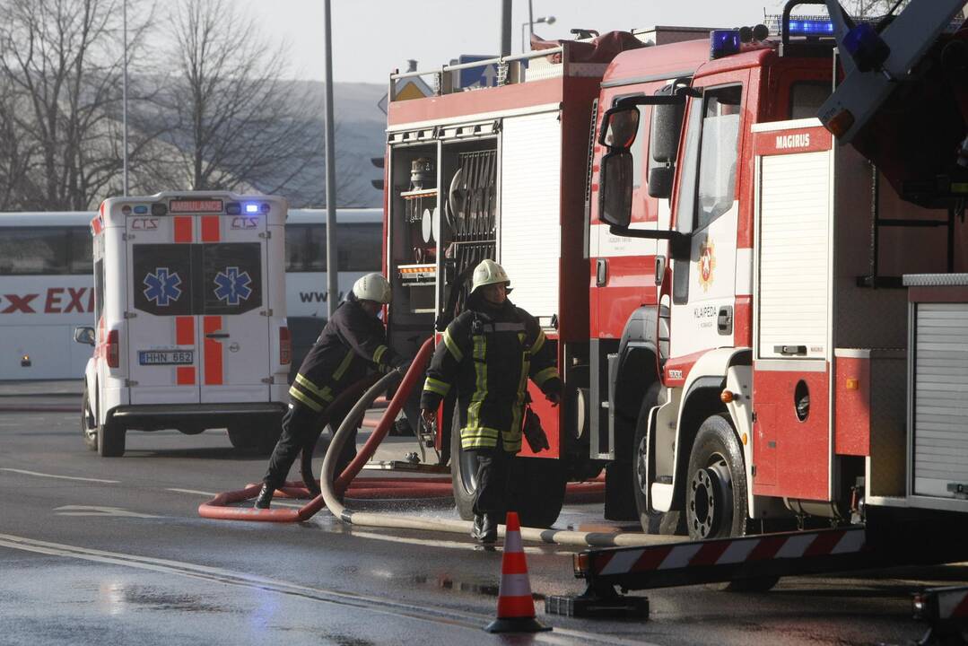 Užsiliepsnojo buvęs Klaipėdos policijos pastatas