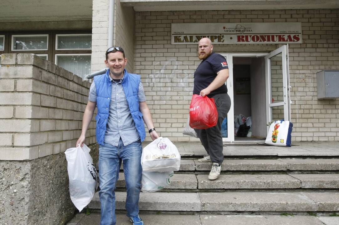 Klaipėdiečiai sunkiai besiverčiantiems dovanojo daiktus