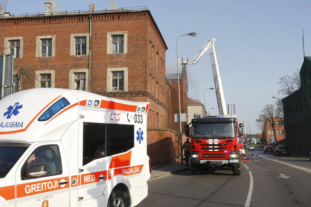 Užsiliepsnojo buvęs Klaipėdos policijos pastatas