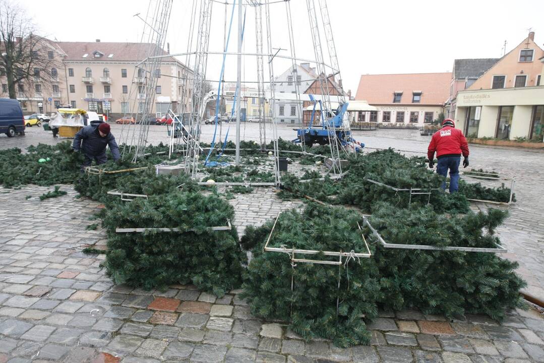 Pradėjo išmontuoti miesto eglę