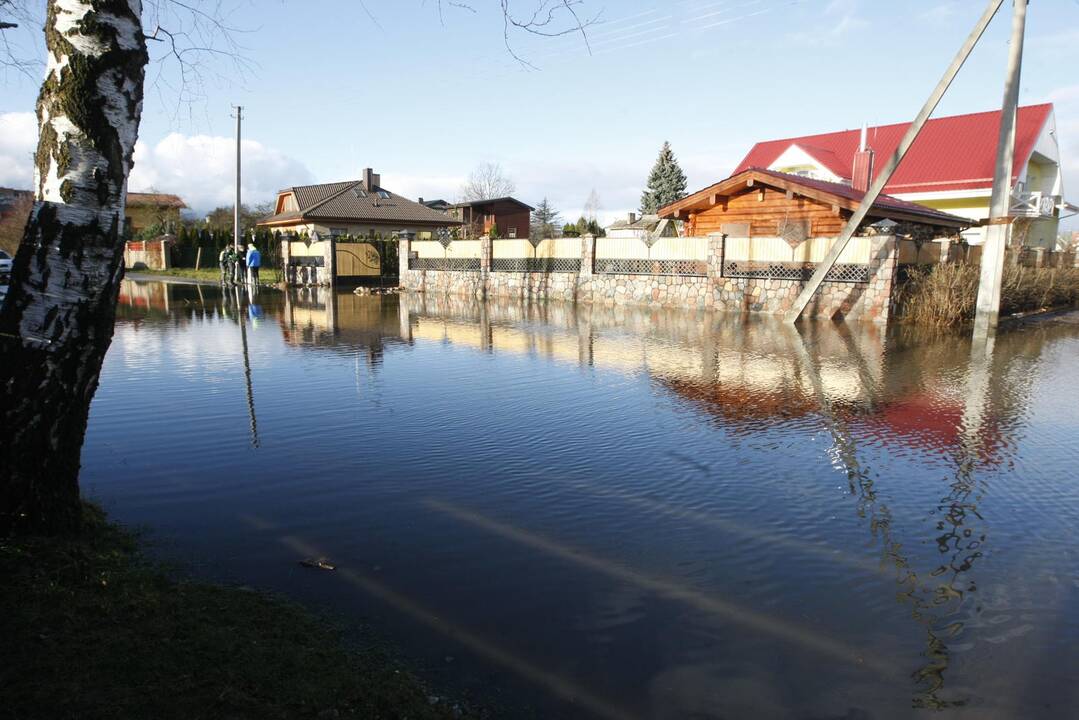 Purmaliuose vanduo tuoj sieks namų stogus