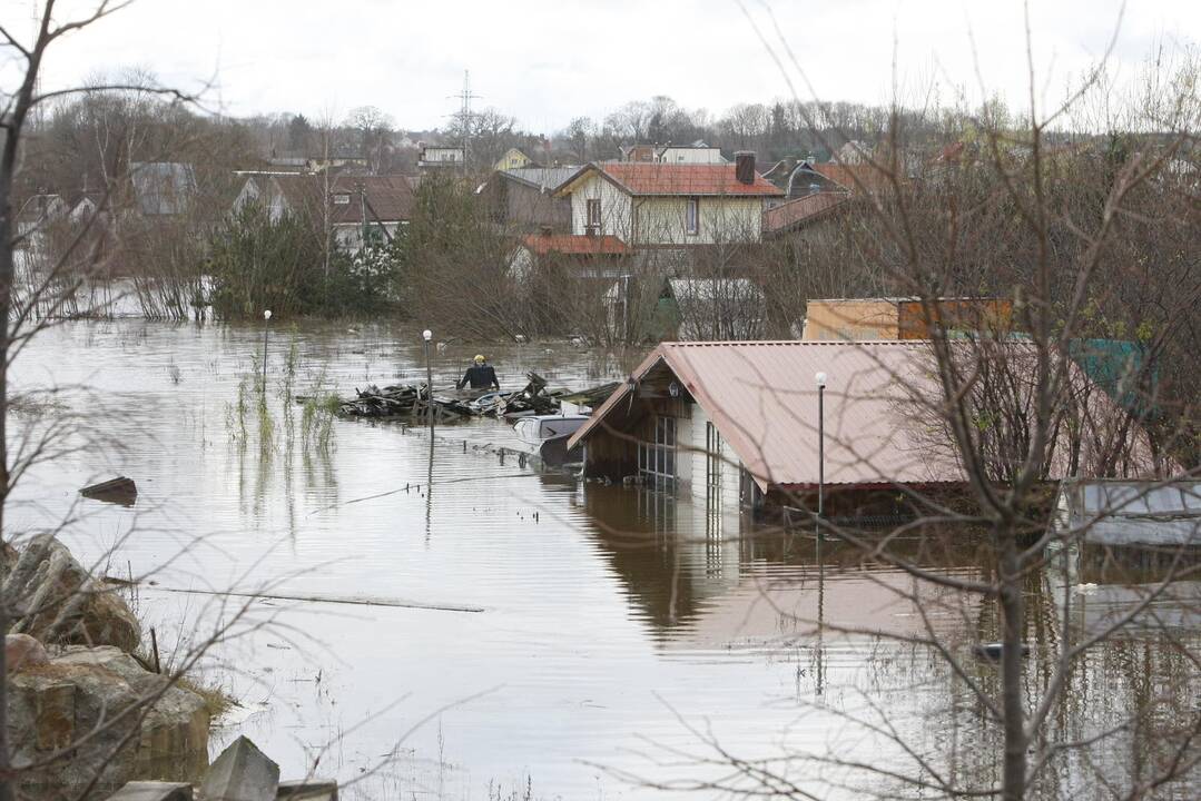 Purmaliuose vanduo tuoj sieks namų stogus