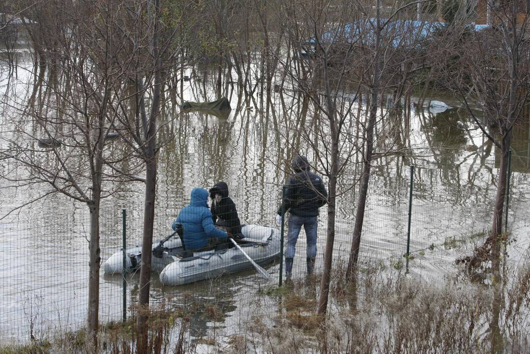 Purmaliuose vanduo tuoj sieks namų stogus