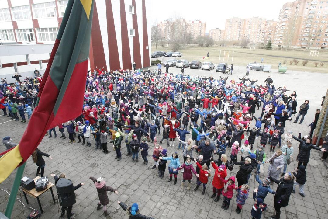 Mokinių šokis Kovo 11-osios proga