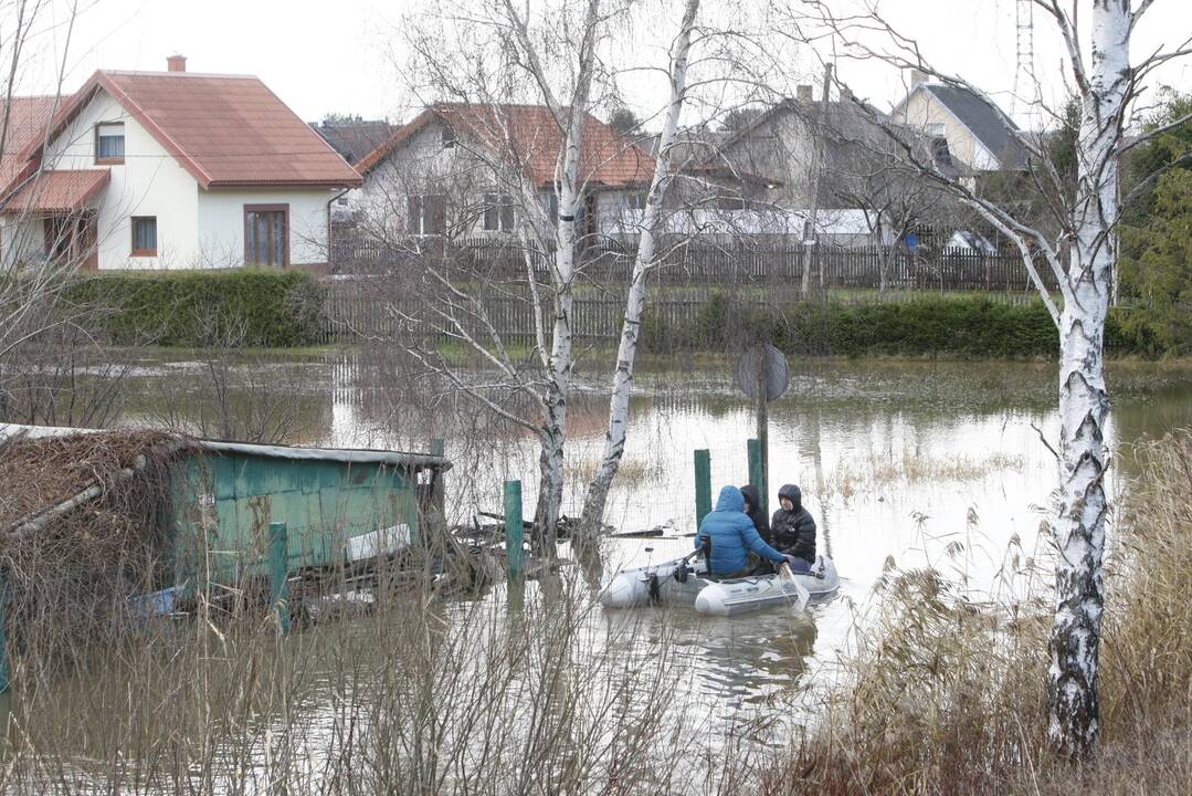 Purmaliuose vanduo tuoj sieks namų stogus