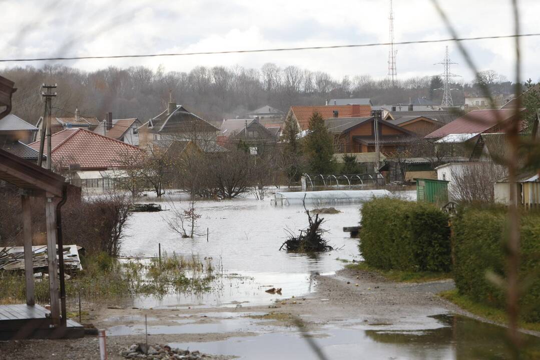 Purmaliuose vanduo tuoj sieks namų stogus