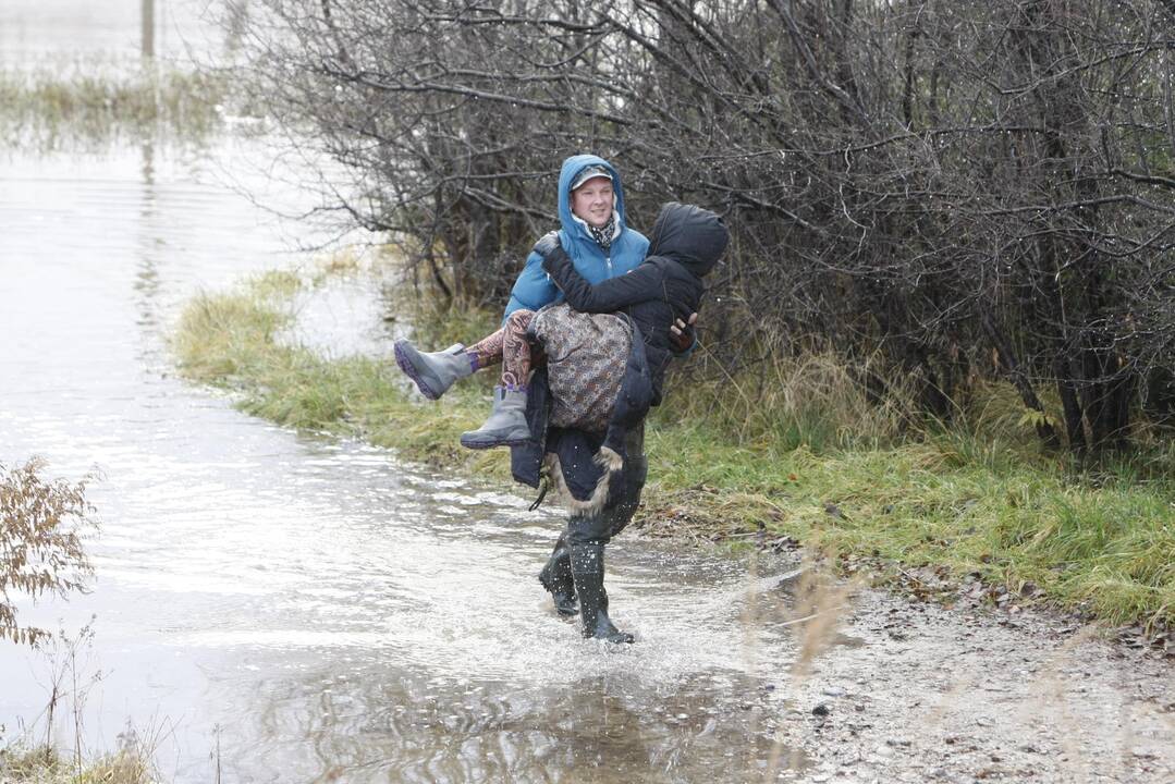 Purmaliuose vanduo tuoj sieks namų stogus