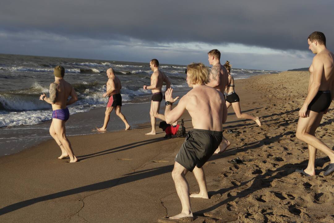 Naujametinės maudynės jūroje