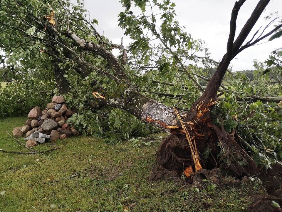 Viesulas pajūryje griovė stogus, lietus skandino gatves