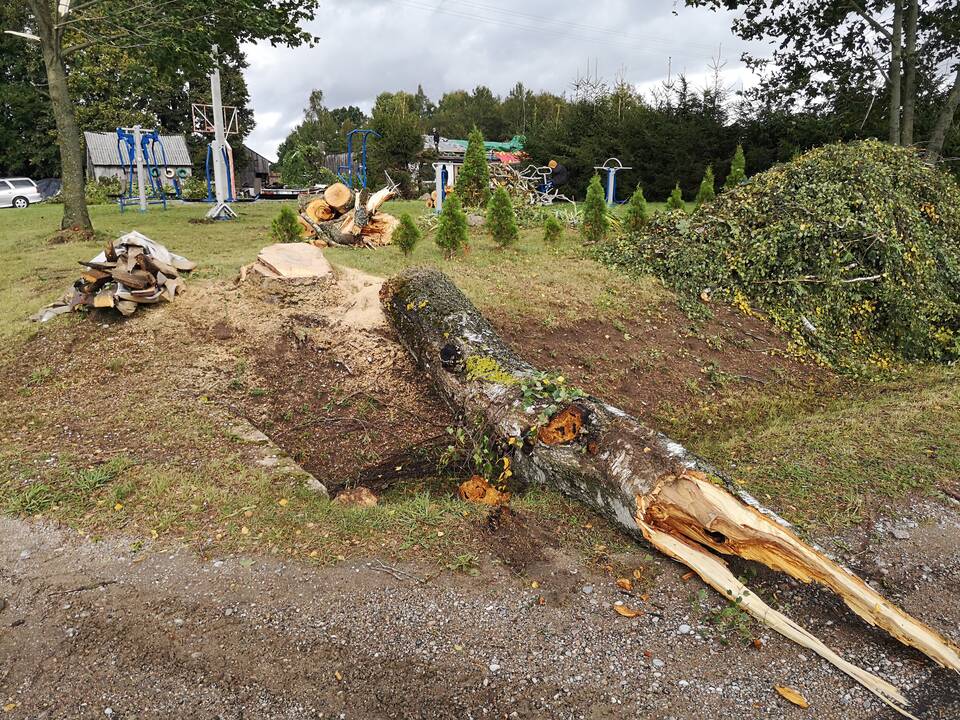 Viesulas pajūryje griovė stogus, lietus skandino gatves