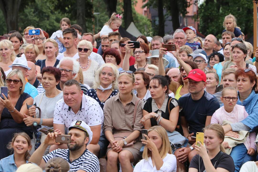 Uostamiestis skendi muzikos ir šokių garsuose