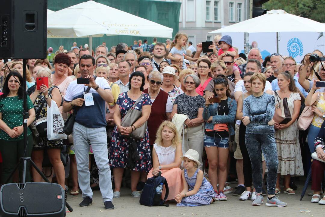 Uostamiestis skendi muzikos ir šokių garsuose