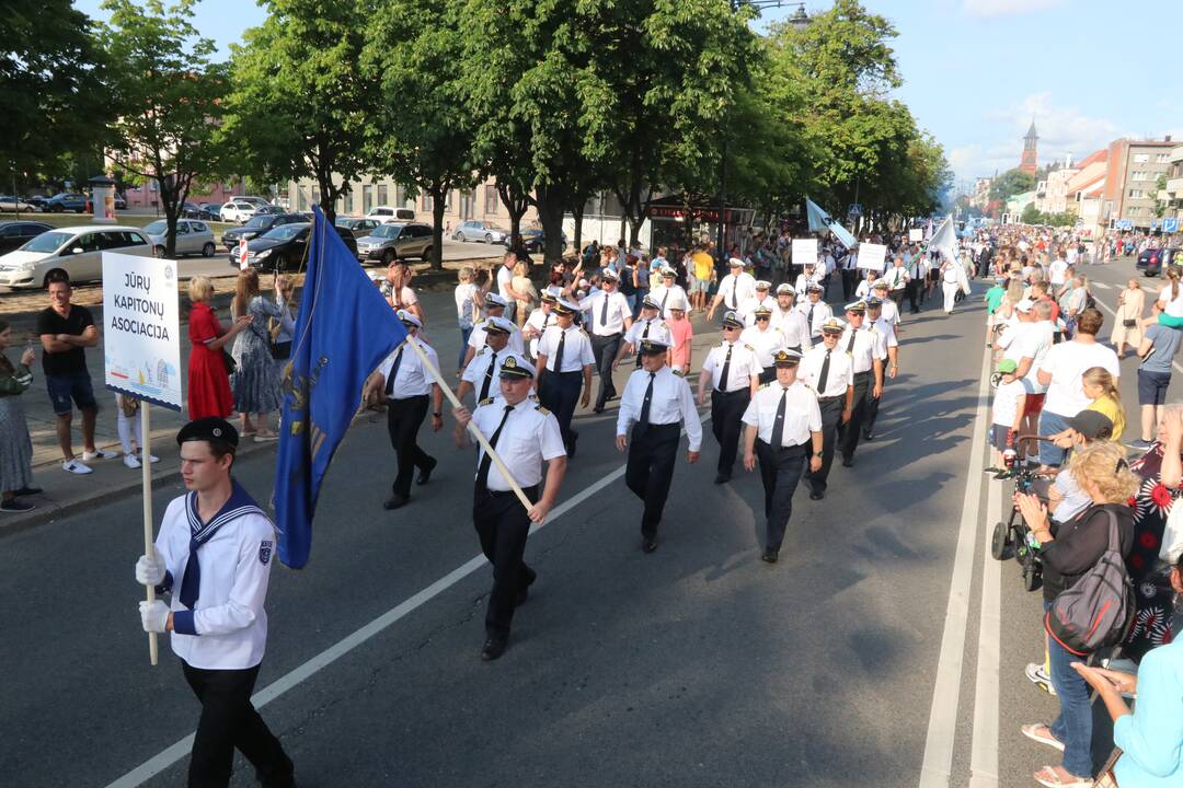 Jūros šventės eisena abejingų nepaliko