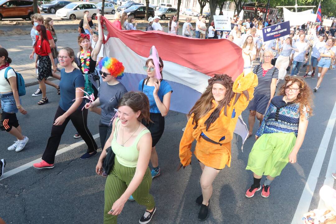 Jūros šventės eisena abejingų nepaliko