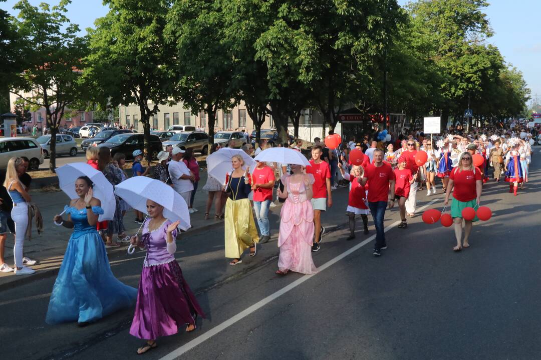 Jūros šventės eisena abejingų nepaliko