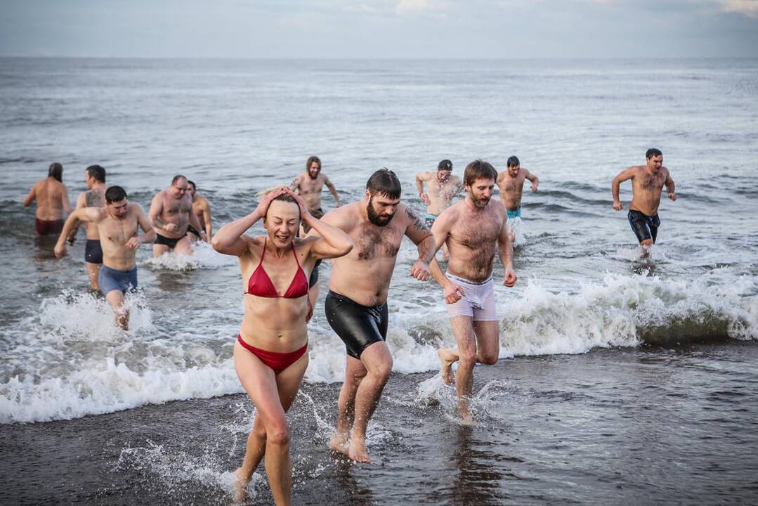 Sveikuoliai maudėsi jūroje