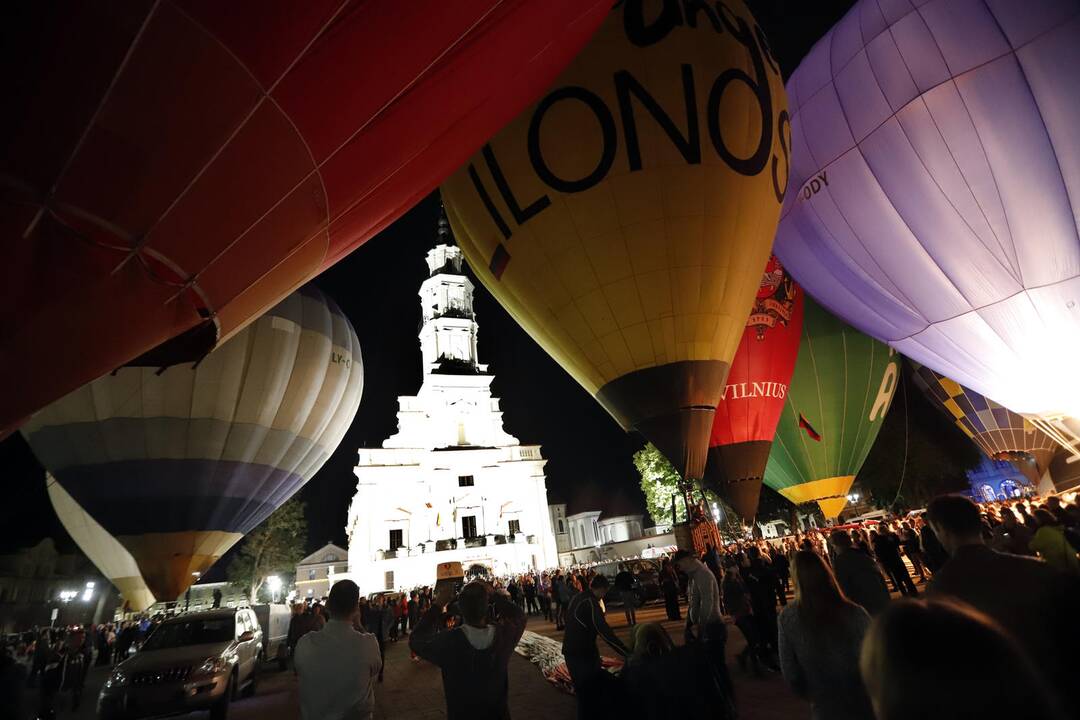 Naktinis oro balionų šou Kaune