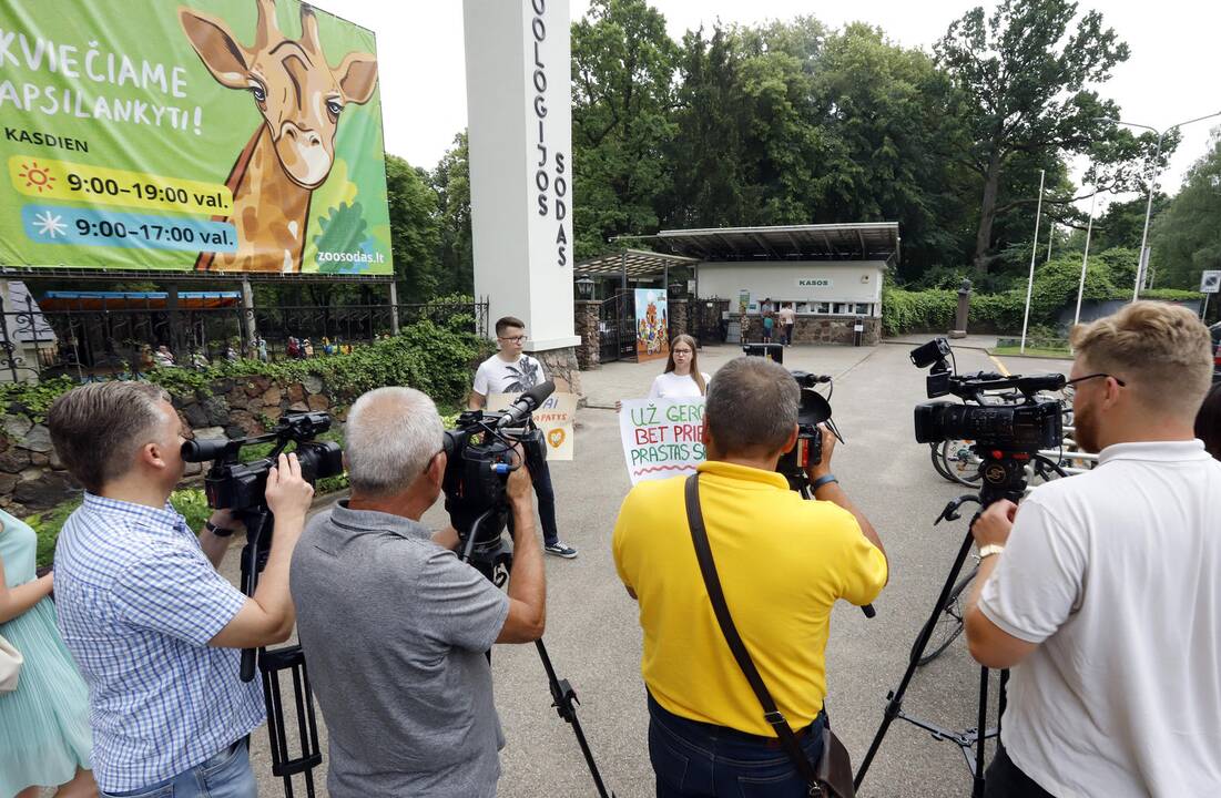 Piketas prie Lietuvos zoologijos sodo