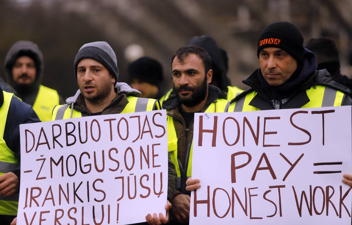 S. Dariaus ir S. Girėno stadioną stačiusių turkų protesto akcija