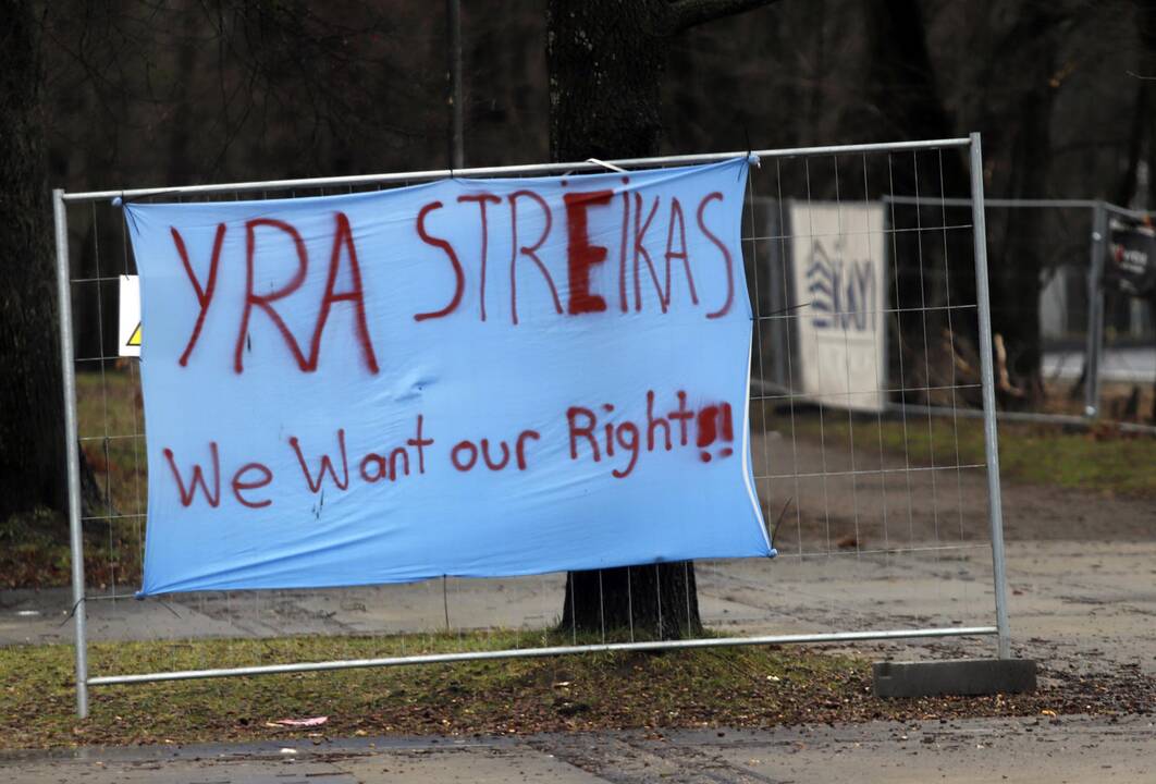 S. Dariaus ir S. Girėno stadioną stačiusių turkų protesto akcija