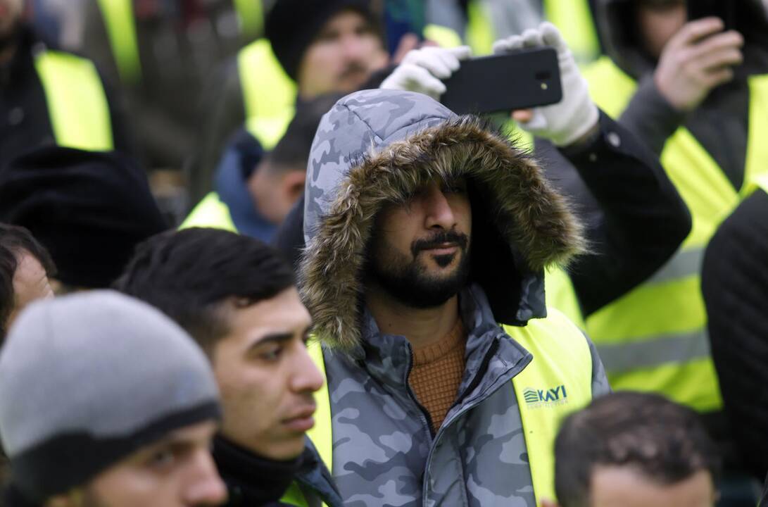 S. Dariaus ir S. Girėno stadioną stačiusių turkų protesto akcija