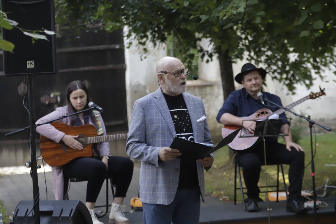 Po liepomis skambejo Vytauto Mačernio poezija