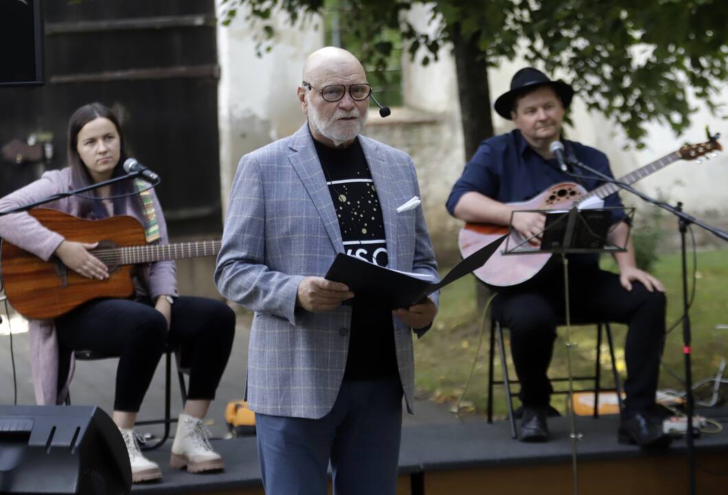 Po liepomis skambejo Vytauto Mačernio poezija
