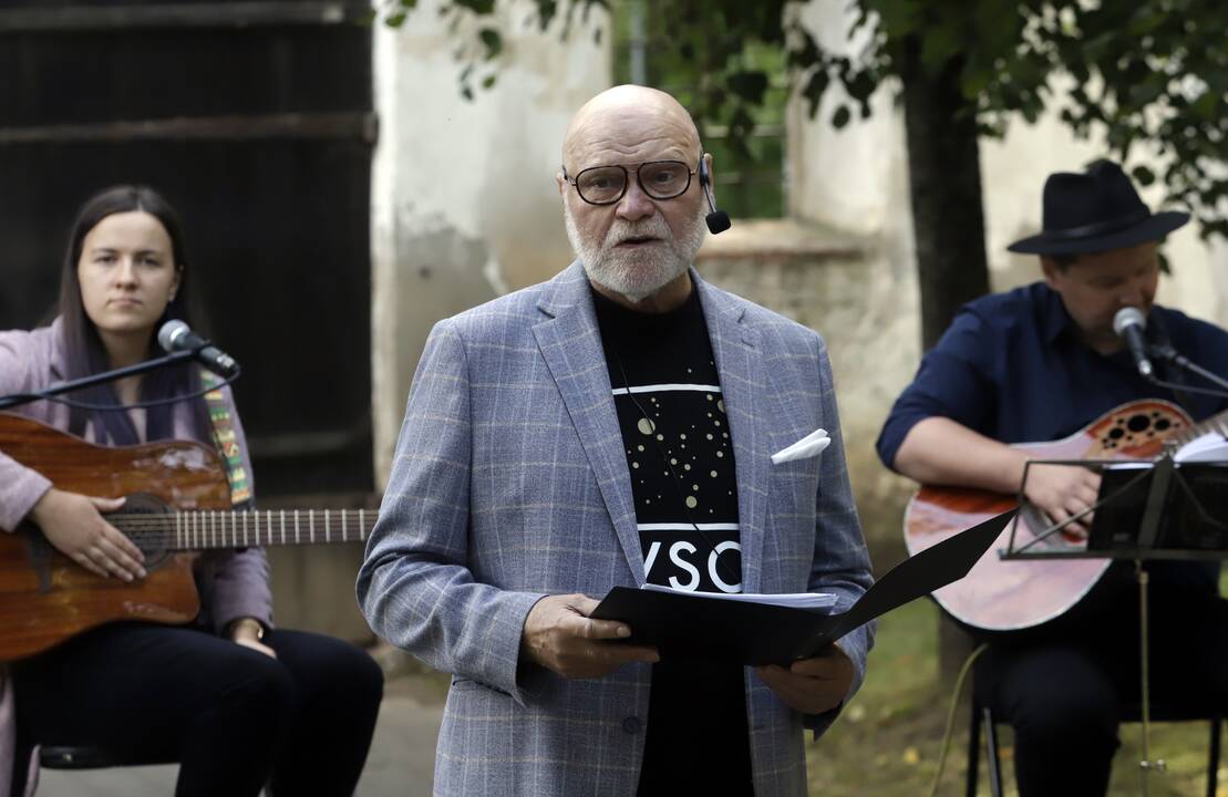 Po liepomis skambejo Vytauto Mačernio poezija