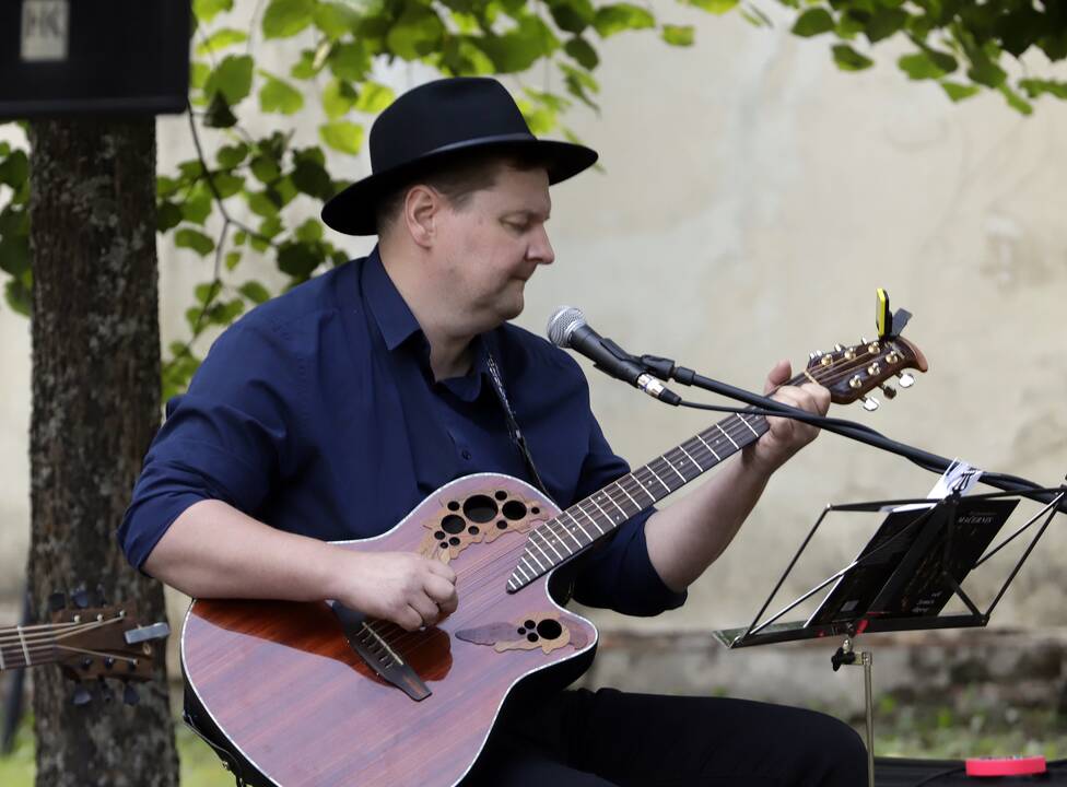 Po liepomis skambejo Vytauto Mačernio poezija