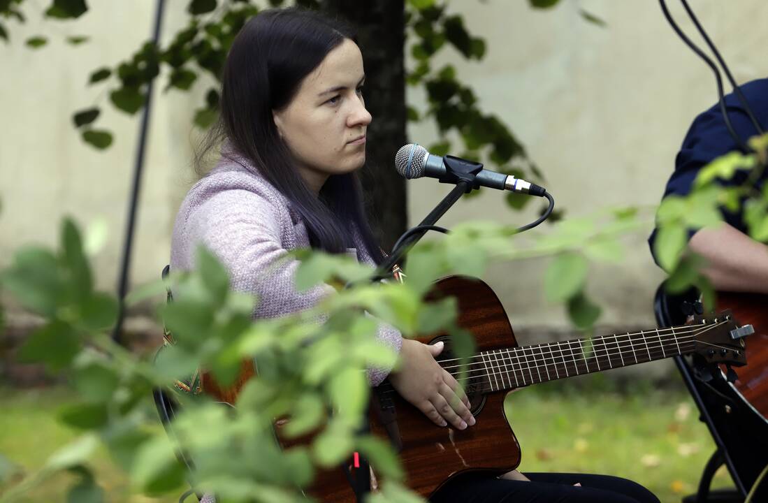 Po liepomis skambejo Vytauto Mačernio poezija