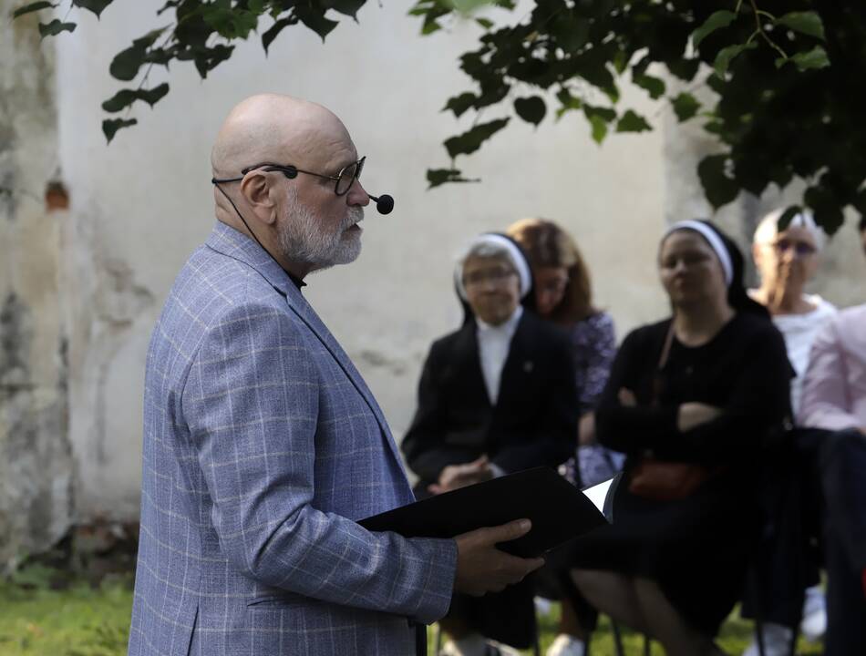 Po liepomis skambejo Vytauto Mačernio poezija