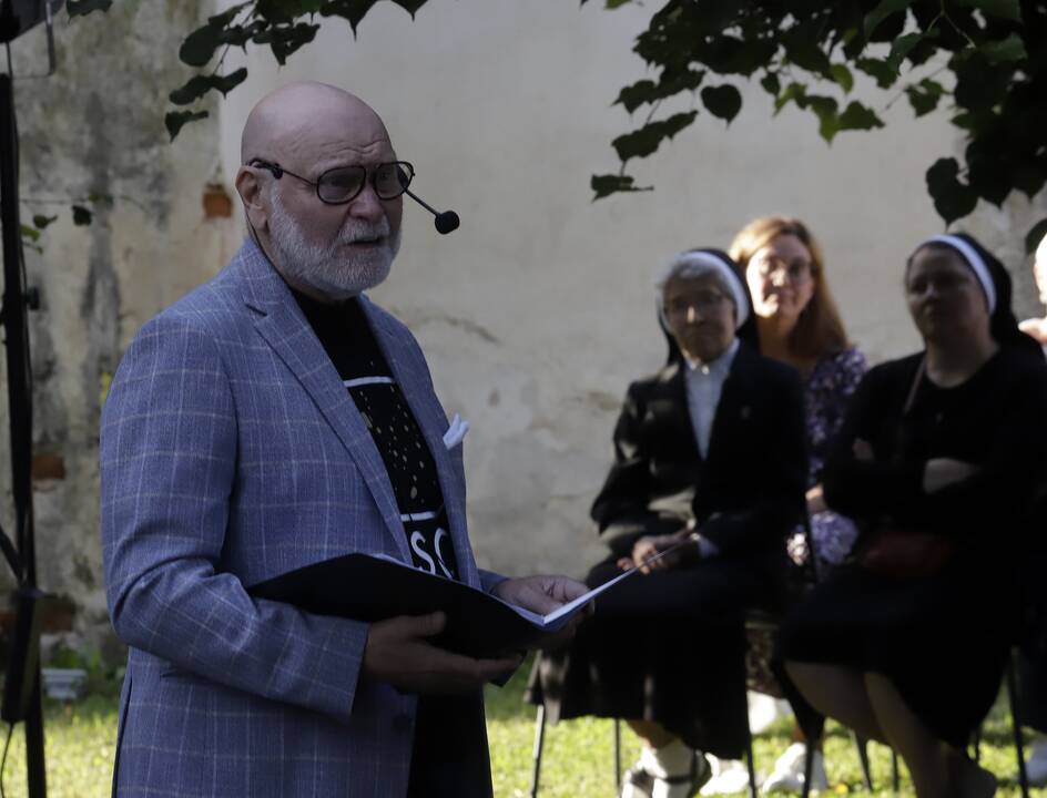 Po liepomis skambejo Vytauto Mačernio poezija