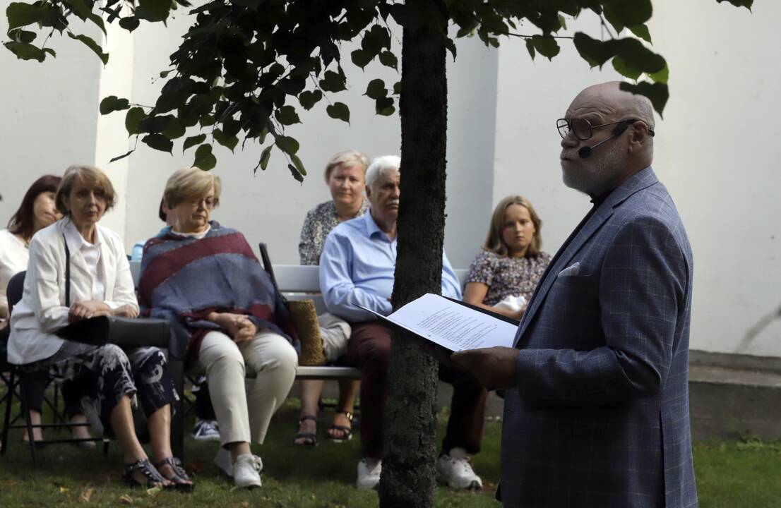 Po liepomis skambejo Vytauto Mačernio poezija