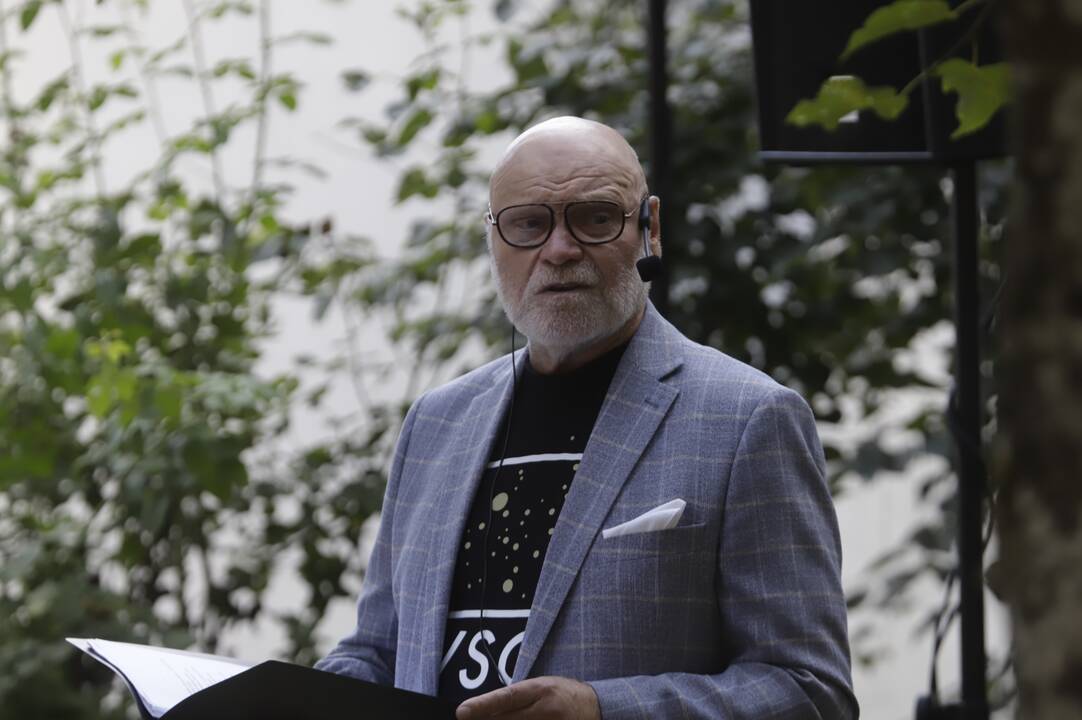 Po liepomis skambejo Vytauto Mačernio poezija