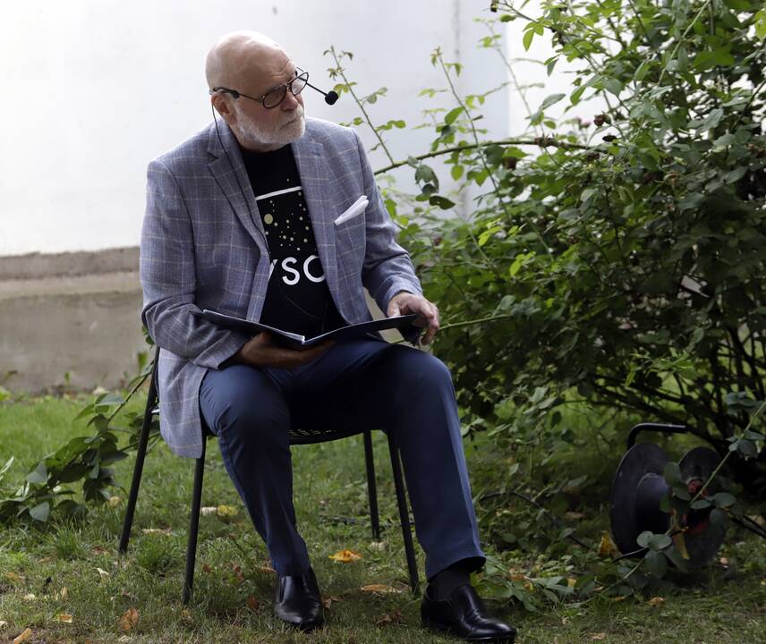 Po liepomis skambejo Vytauto Mačernio poezija